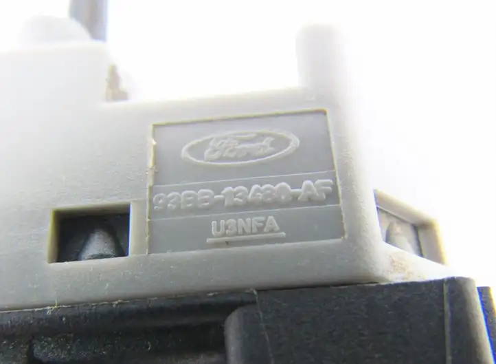 Ford Fiesta (2000 - 2005) Датчик педали тормоза — фото 2