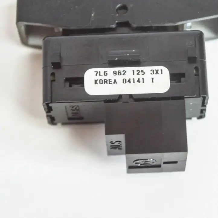 Volkswagen Touareg I (2002 - 2010) 7L6962125 Кнопка фаркопа в багажнике — фото 4