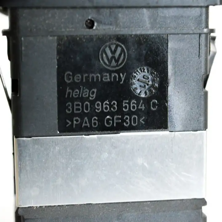 Volkswagen PASSAT B5.5 (2001 - 2005) 3B0963564C Кнопка фаркопа в багажнике — фото 4