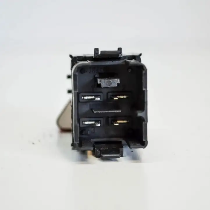 Volkswagen Golf Plus (2004 - 2008) 5M0953509A Кнопка фаркопа в багажнике — фото 2
