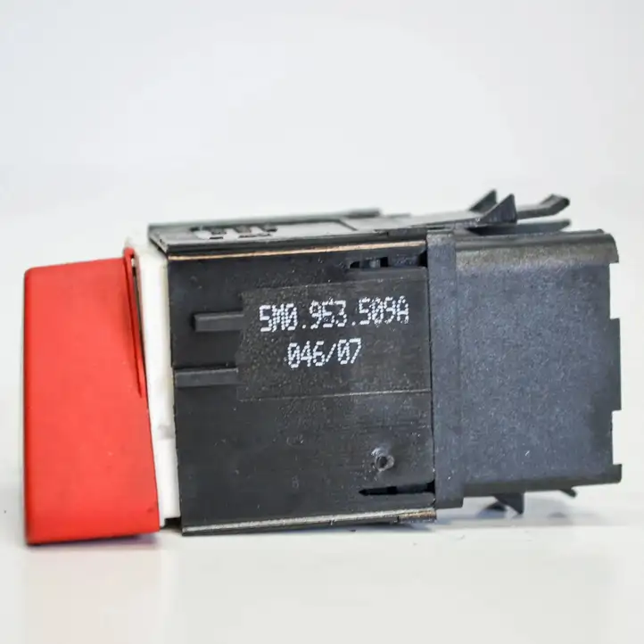 Volkswagen Golf Plus (2004 - 2008) 5M0953509A Кнопка фаркопа в багажнике — фото 3