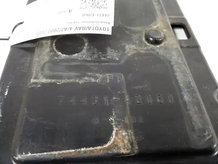 Toyota RAV 4 (XA20) (2000 - 2005) 74431-42060 Держатель аккумулятора — фото 2