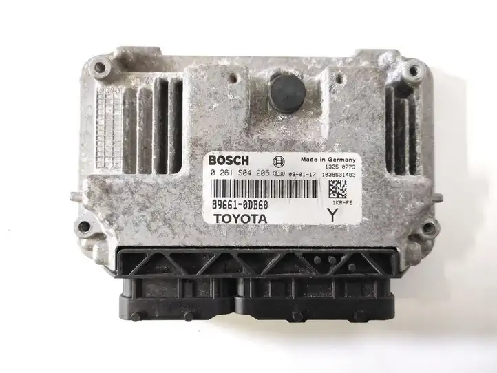 Toyota Yaris (2005 - 2009) 89661-0DB60 Блок управления двигателем (ЭБУ) — фото 1