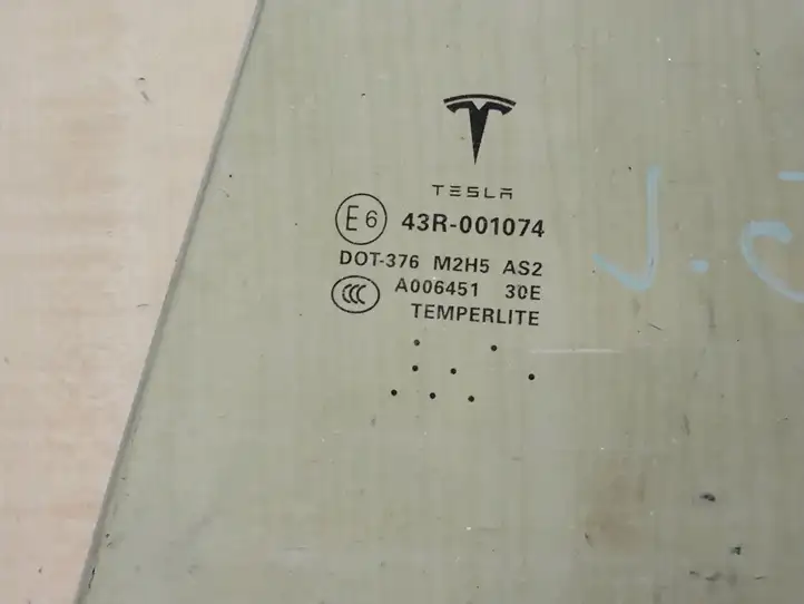 Tesla Model S (2016 - 2021) Стекло задней двери — фото 2