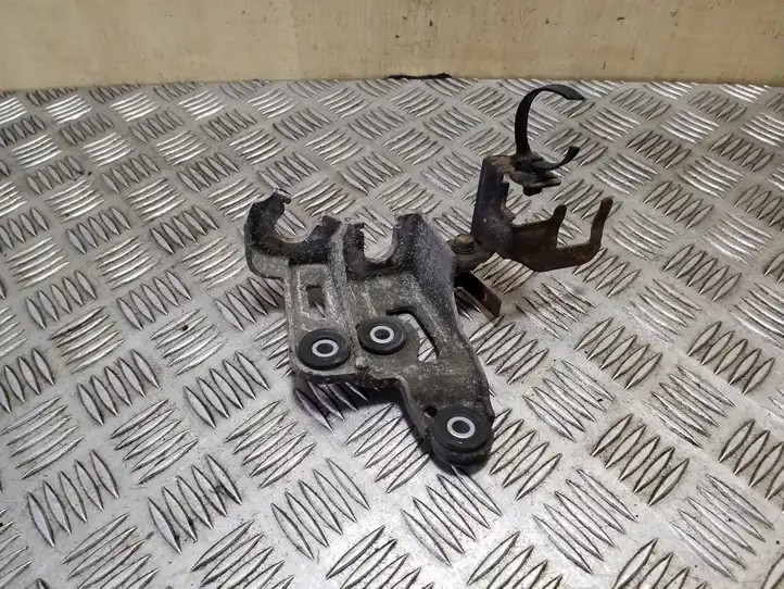 Kia Sportage (2016 - 2018)   Кронштейн кабеля переключения передач