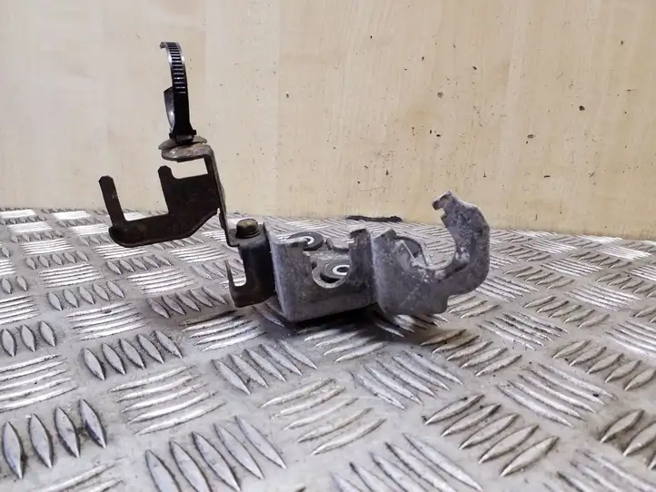 Kia Sportage (2016 - 2018)   Кронштейн кабеля переключения передач