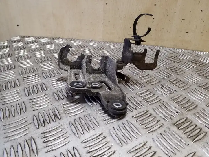 Kia Sportage (2016 - 2018)   Кронштейн кабеля переключения передач