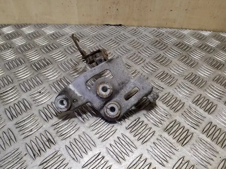 Kia Sportage (2016 - 2018)   Кронштейн кабеля переключения передач