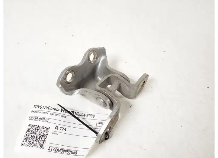 Toyota Corolla Verso AR10 (2004 - 2009) 68730-0F010 Нижняя петля передней двери — фото 1