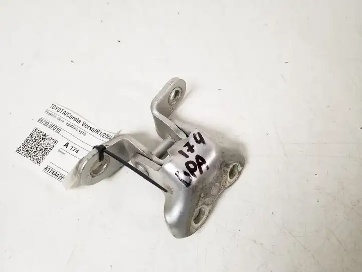 Toyota Corolla Verso AR10 (2004 - 2009) 68730-0F010 Нижняя петля передней двери — фото 2