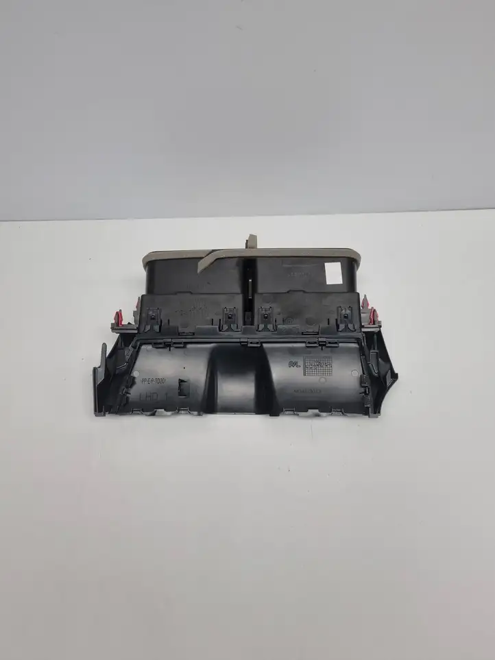 Toyota Yaris Cross (2020 - ) 55670K0090 Центральный воздушный дефлектор — фото 3