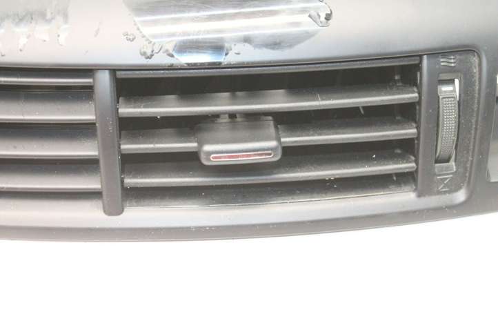 Toyota Verso (2012 - 2015)  556700F040 Воздушная решётка окна