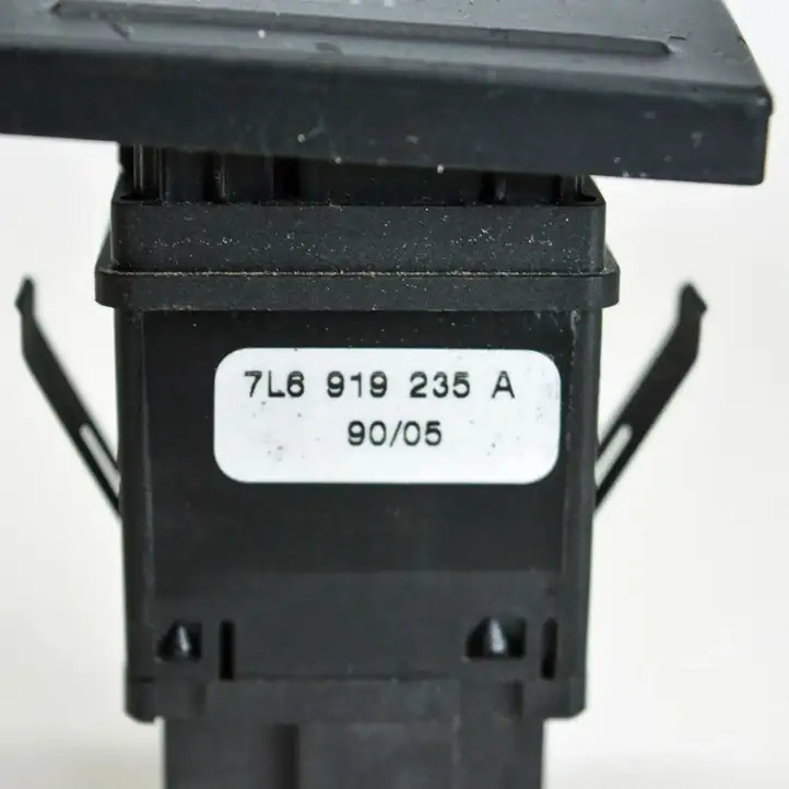 Volkswagen Touareg I (2002 - 2010) 7L6919235A Кнопка фаркопа в багажнике — фото 3