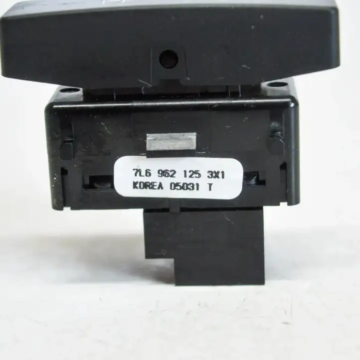 Volkswagen Touareg I (2002 - 2010) 7L6962125 Кнопка фаркопа в багажнике — фото 1