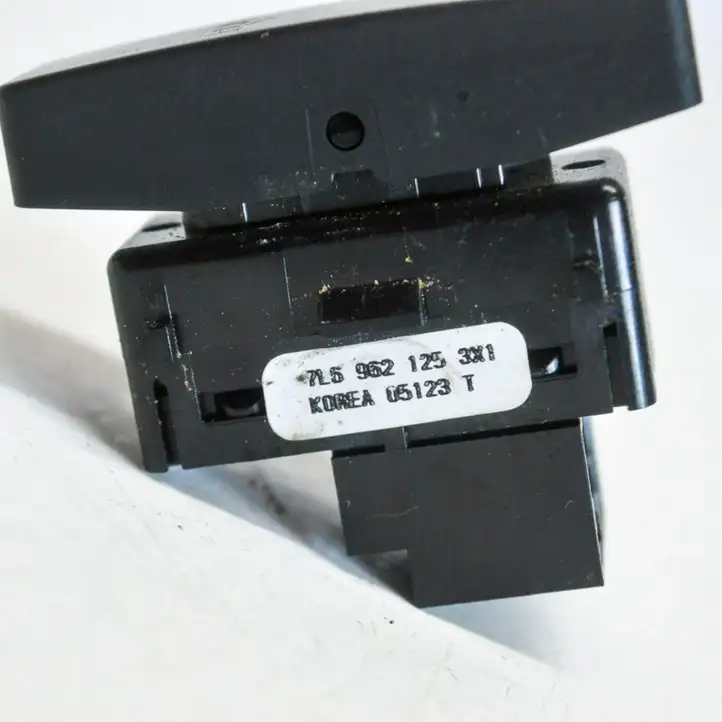 Volkswagen Touareg I (2002 - 2010) 7L6962125 Кнопка фаркопа в багажнике — фото 3