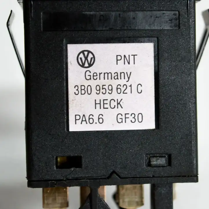 Volkswagen PASSAT B5.5 (2001 - 2005) 3B0959621C Кнопка фаркопа в багажнике — фото 1