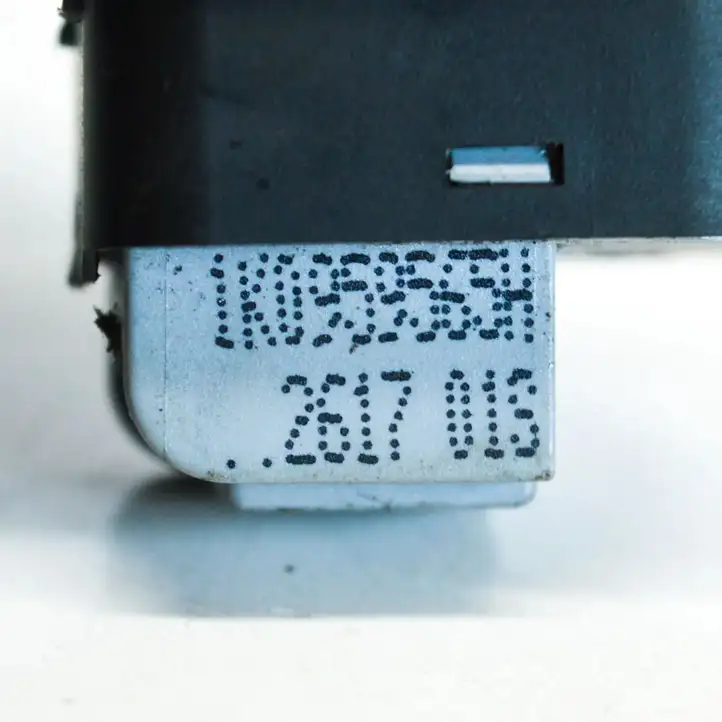 Volkswagen PASSAT B6 (2005 - 2010) 1K0959565H Кнопка фаркопа в багажнике — фото 4