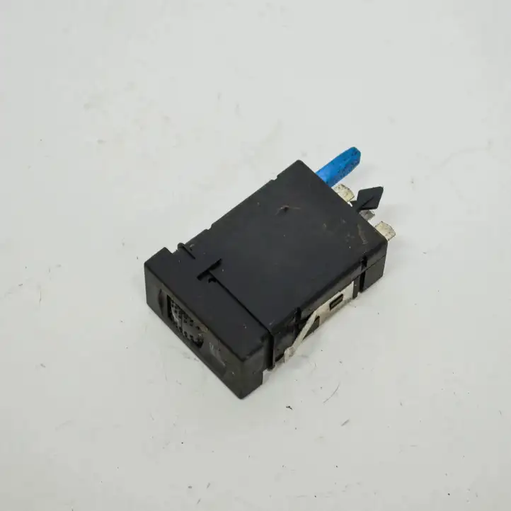 Volkswagen PASSAT B5.5 (2001 - 2005) 3B0963564D Кнопка фаркопа в багажнике — фото 1