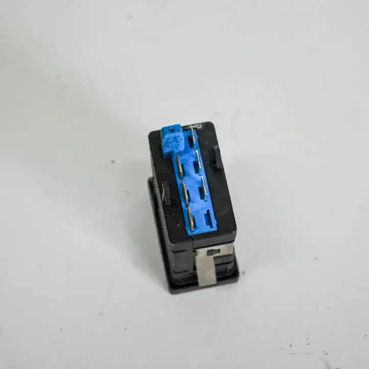 Volkswagen PASSAT B5.5 (2001 - 2005) 3B0963564D Кнопка фаркопа в багажнике — фото 3
