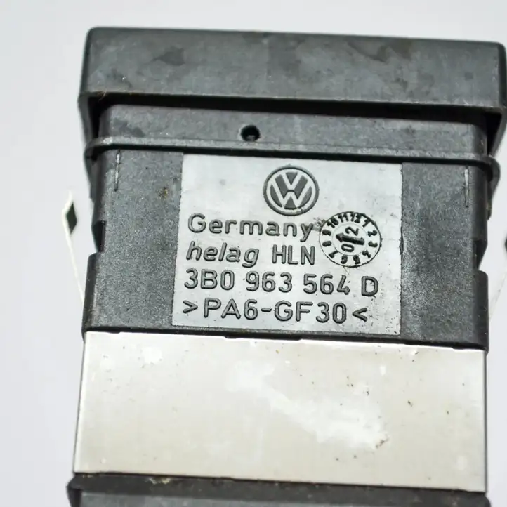 Volkswagen PASSAT B5.5 (2001 - 2005) 3B0963564D Кнопка фаркопа в багажнике — фото 4