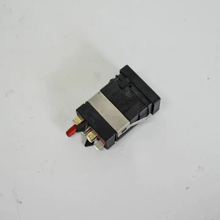 Volkswagen PASSAT B5.5 (2001 - 2005) 3B0963563D Кнопка фаркопа в багажнике — фото 1