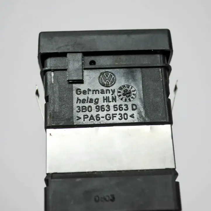 Volkswagen PASSAT B5.5 (2001 - 2005) 3B0963563D Кнопка фаркопа в багажнике — фото 4
