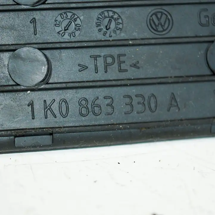 Volkswagen Golf V (2003 - 2009) 1K0863330A Прочие детали салона — фото 3