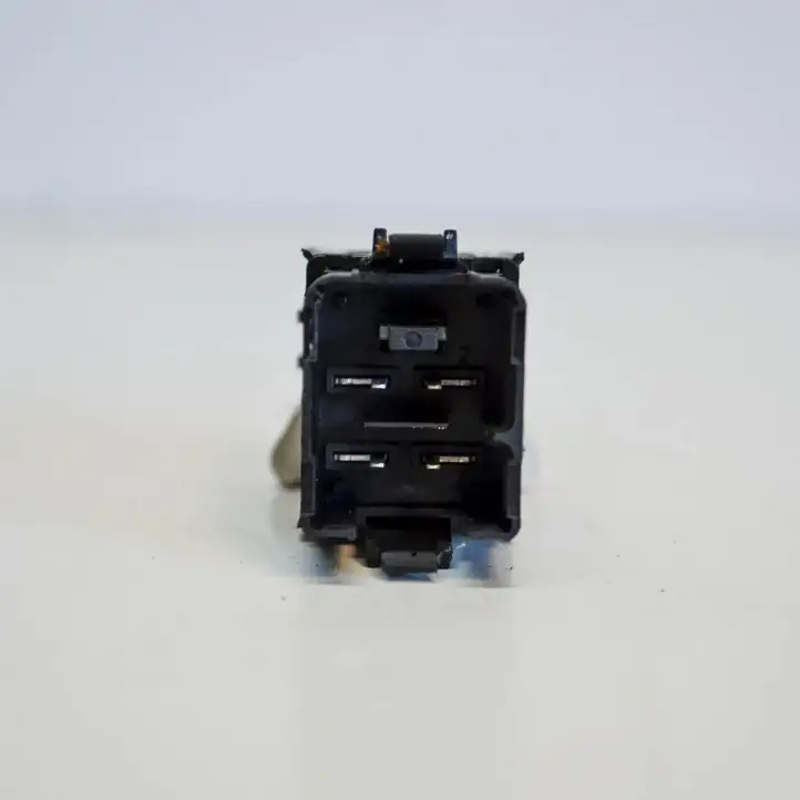 Volkswagen Jetta V (2005 - 2010) 1K0953509A Кнопка фаркопа в багажнике — фото 3