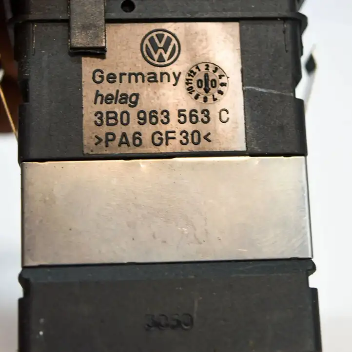 Volkswagen PASSAT B5.5 (2001 - 2005) 3B0963563C Кнопка фаркопа в багажнике — фото 3