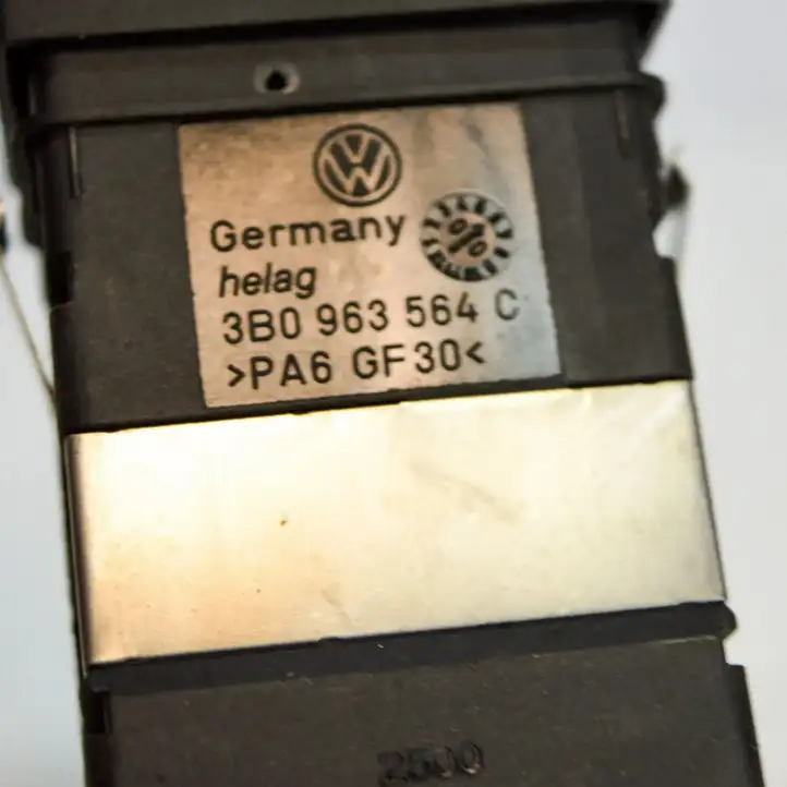 Volkswagen PASSAT B5.5 (2001 - 2005) 3B0963564C Кнопка фаркопа в багажнике — фото 3