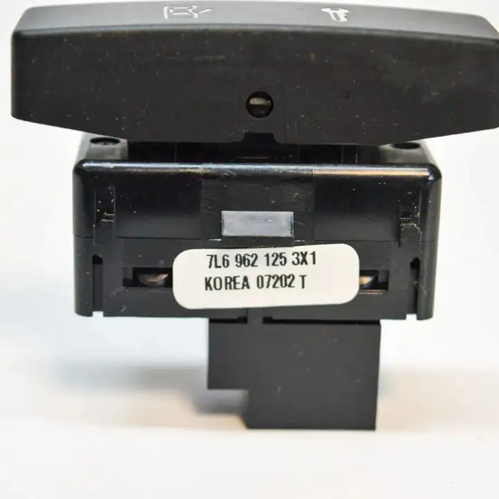 Volkswagen Touareg I (2002 - 2010) 7L6962125 Кнопка фаркопа в багажнике — фото 4