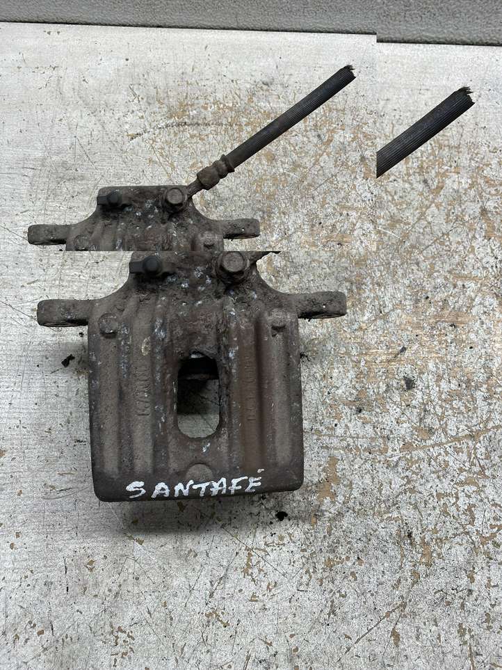 Hyundai Santa Fe (2005 - 2009)  B0140105 Скоба заднего суппорта