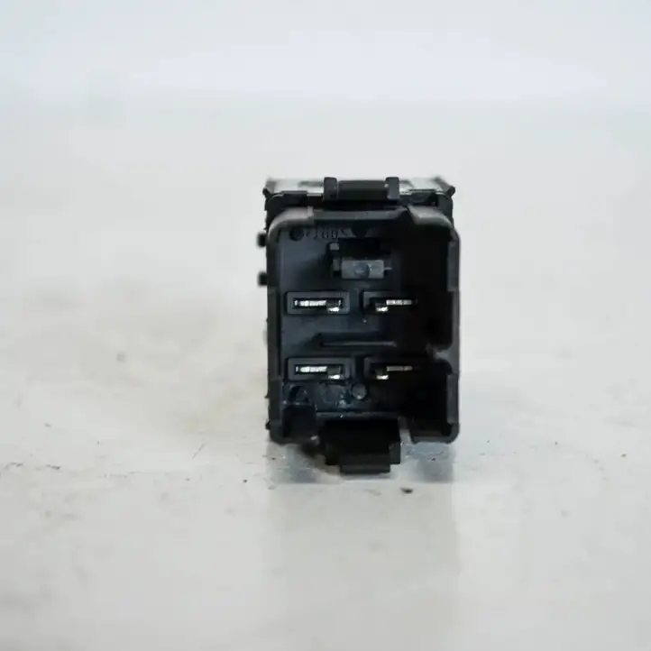 Volkswagen PASSAT B6 (2005 - 2010) 3C8953509 Кнопка фаркопа в багажнике — фото 2