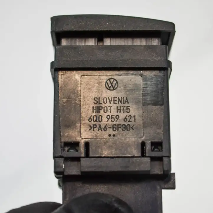 Volkswagen Polo (2005 - 2009) 6Q0959621 Кнопка фаркопа в багажнике — фото 4
