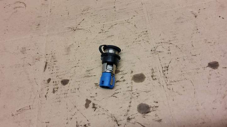 Chrysler Town and Country (2000 - 2007)   12V гнездо прикуревателя (перед)