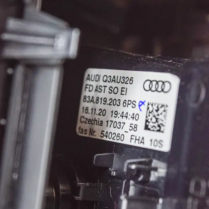 Audi Q3 F3 (2018 - ) 83A863324 Другая деталь консоли (туннеля) — фото 4