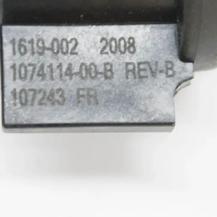 Tesla Model X (2015 - 2021) 107411400B Кнопка фаркопа в багажнике — фото 7