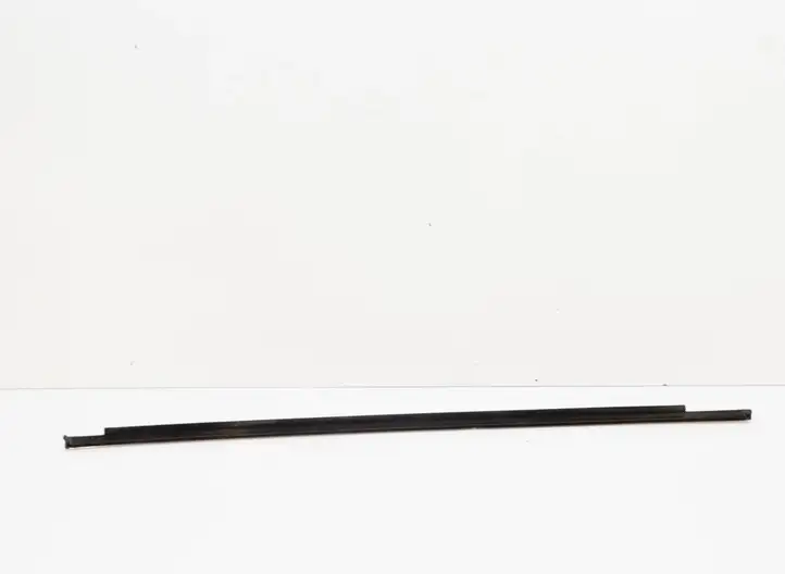 Tesla Model X (2015 - 2021) 103216888D Накладка стекла задней двери — фото 2