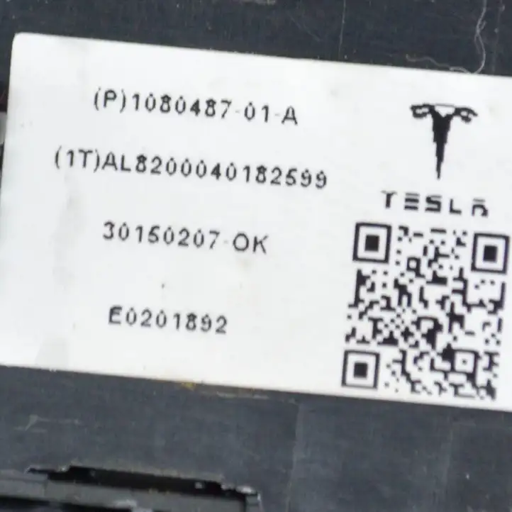 Tesla Model X (2015 - 2021) 108048701A Кнопка фаркопа в багажнике — фото 7
