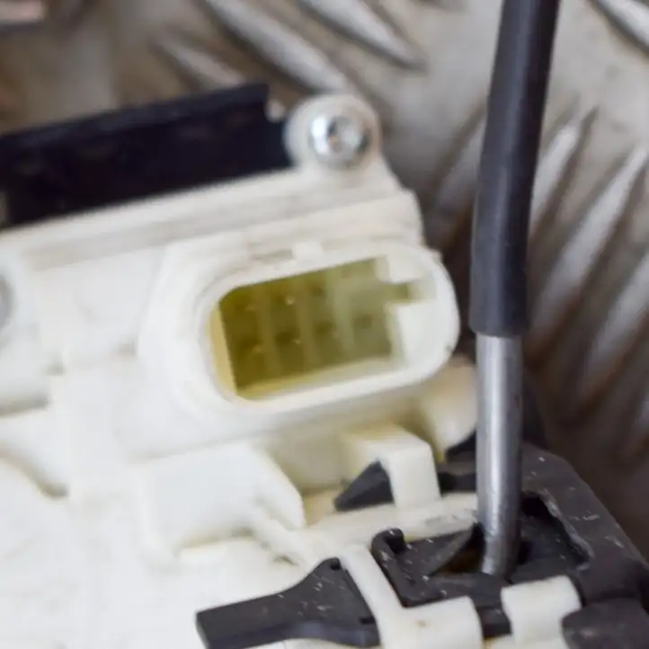 Maserati Levante (2017 - ) 670216492 Замок передней двери — фото 3