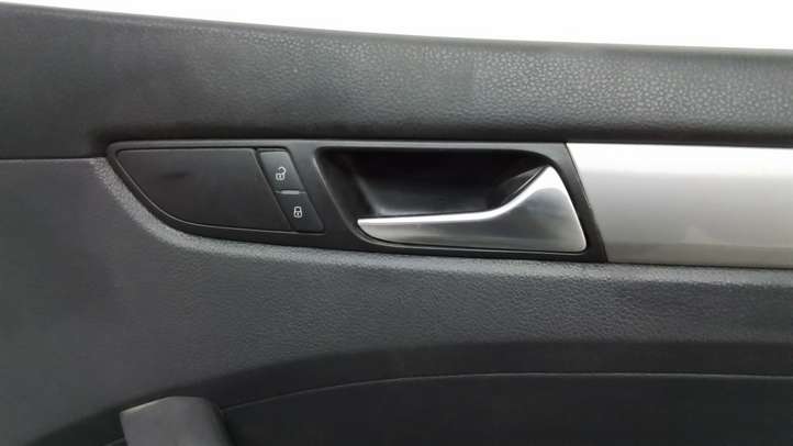Volkswagen PASSAT B7 USA (2012 - 2016)  561867012 Обшивка передней двери