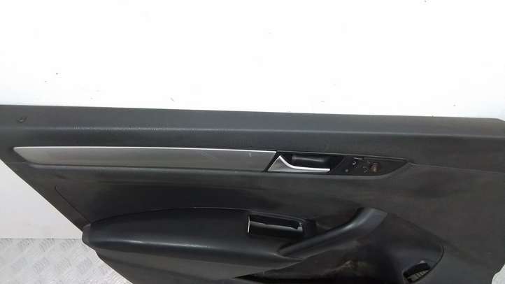 Volkswagen PASSAT B7 USA (2012 - 2016)  561867011 Обшивка передней двери