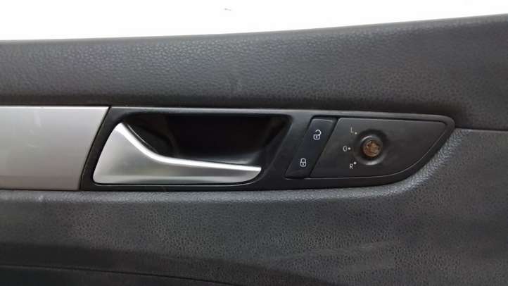 Volkswagen PASSAT B7 USA (2012 - 2016)  561867011 Обшивка передней двери