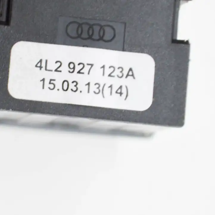 Audi Q7 4L (2009 - 2015) 4L2927123A Кнопка фаркопа в багажнике — фото 6