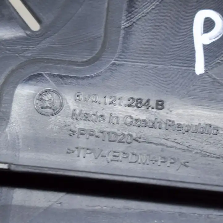 Skoda Fabia Mk3 (NJ) (2015 - 2021) 6V0121284B Дефлектор воздуха — фото 6