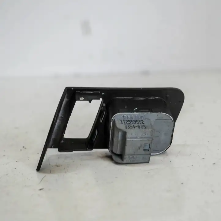 Volkswagen Touran I (2003 - 2010) 1T2959552 Кнопка фаркопа в багажнике — фото 4