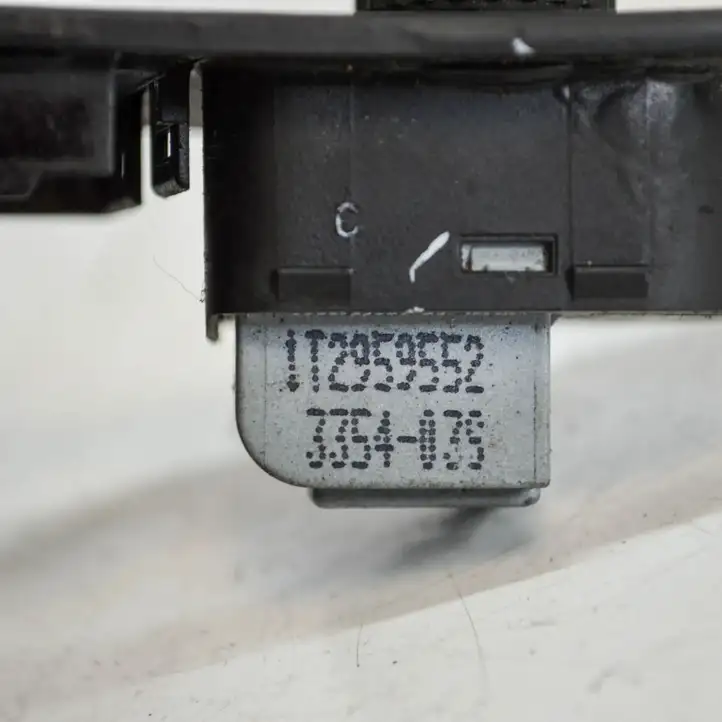 Volkswagen Touran I (2003 - 2010) 1T2959552 Кнопка фаркопа в багажнике — фото 5