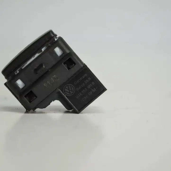 Volkswagen Polo V 6R (2009 - 2015) 6Q0962109B Кнопка фаркопа в багажнике — фото 4