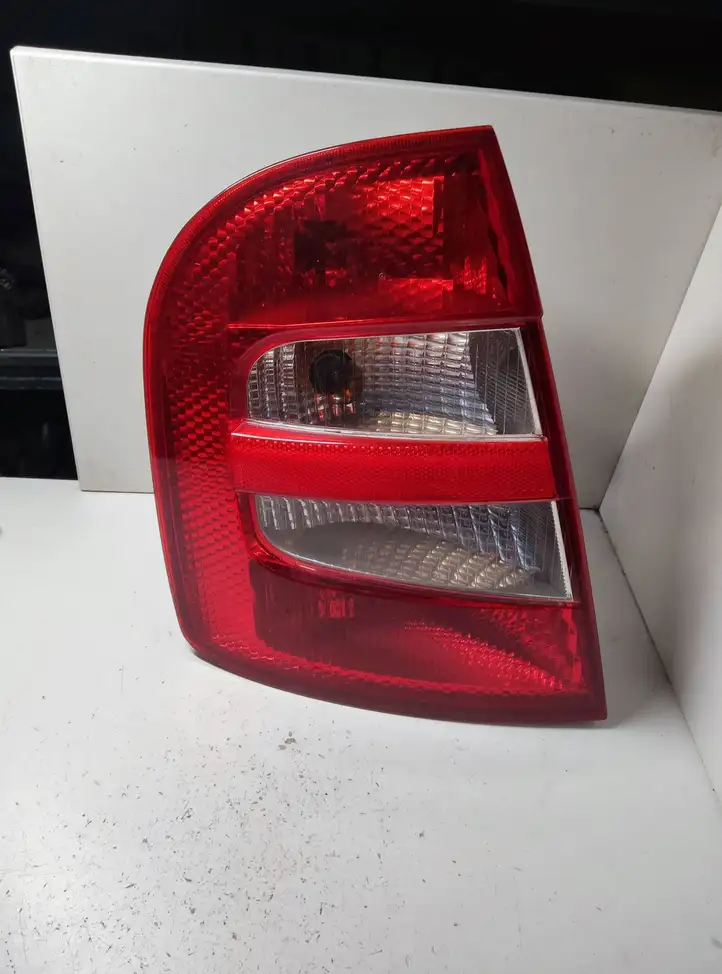 Skoda Fabia Mk1 (6Y) (1999 - 2007) 6Y6945095B Задний фонарь в кузове — фото 1