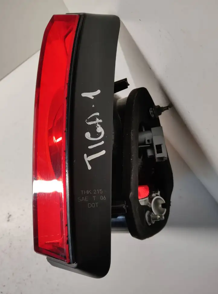 Volkswagen Tiguan (2007 - 2011) 5N0945094B Задний фонарь в крышке багажника — фото 4